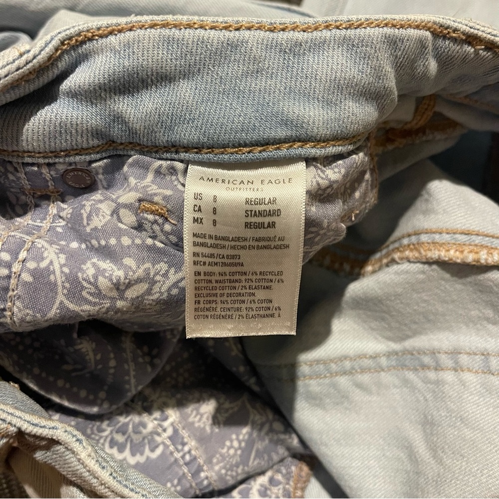 American Eagle Outfitters Light Wash Ripped Mom Jeans size 8 - Picture 5 of 6